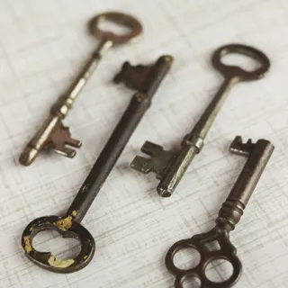 Four old skeleton keys